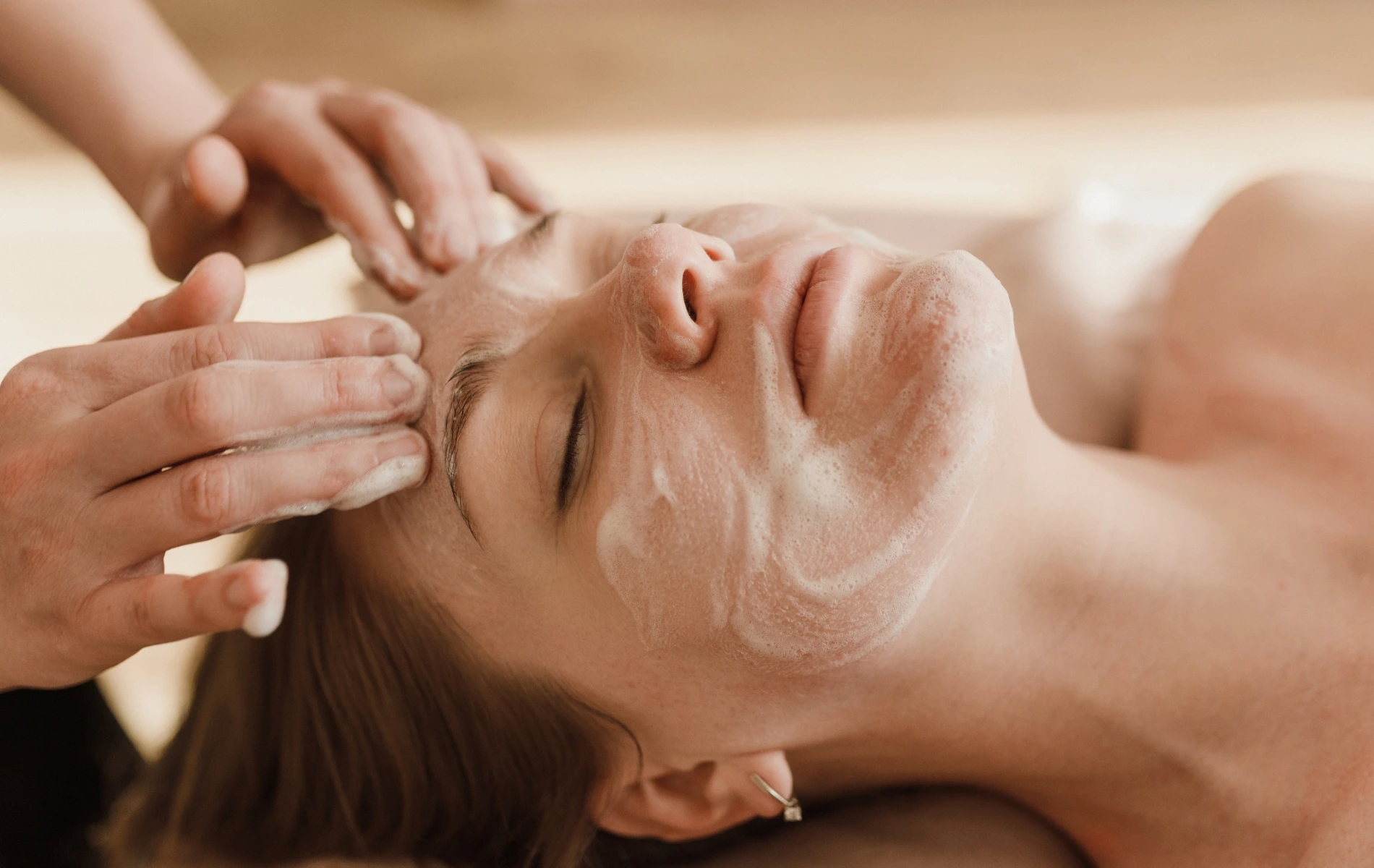 Les Secrets des Soins du Visage : Comment Gagner en Éclat